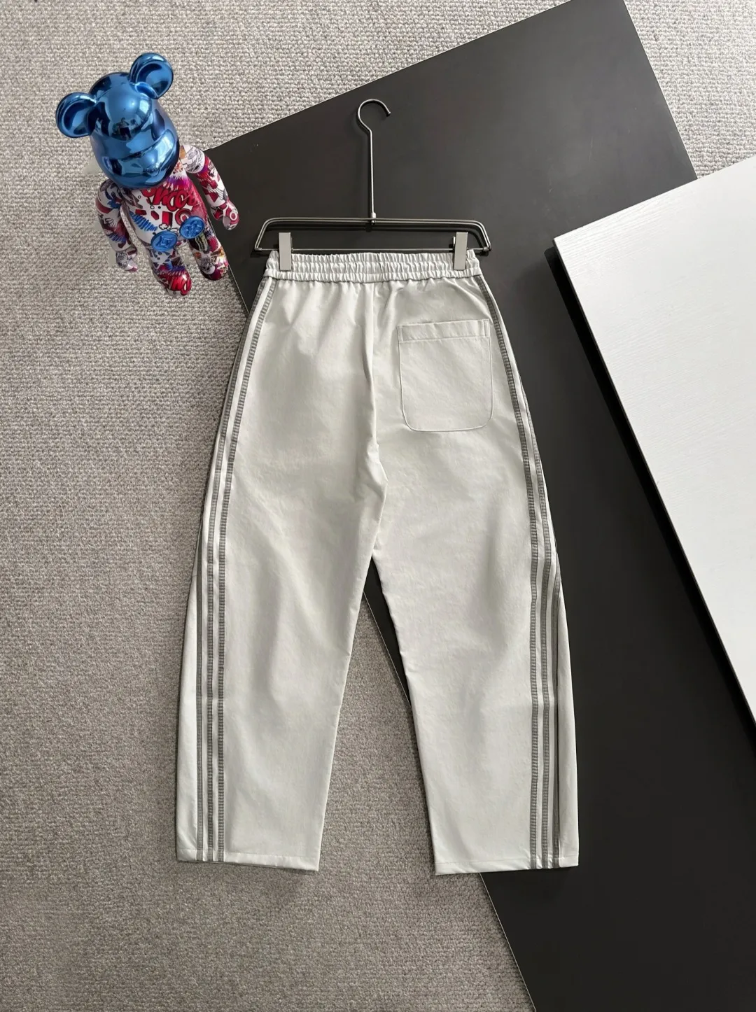 Shipped next day P195 Balenciaga 2026 Summer New Arrival elastic band casual pants, counter-customized fabrics, Breathable, high comfort, impeccable details, brand element design concept, reflecting high quality. It feels delicate and soft! It presents a casual cut and the upper body shape is great! Sizes:S-3XL